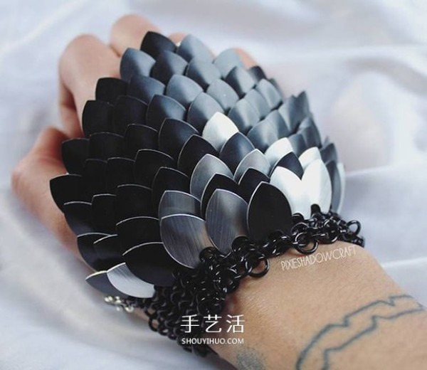 Translate the ideas in your mind into physical products, armor jewelry covered with scales