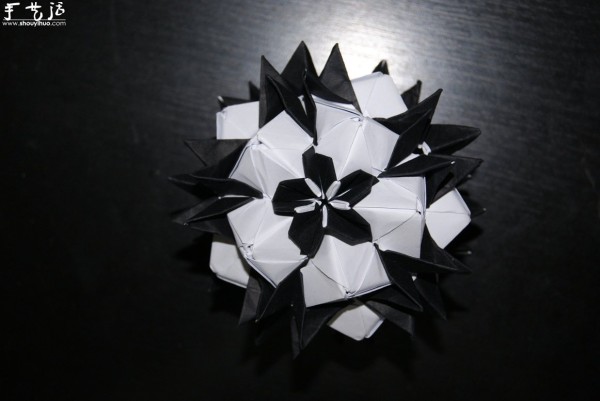 Appreciation of paper-colored love song in black and white with origami works