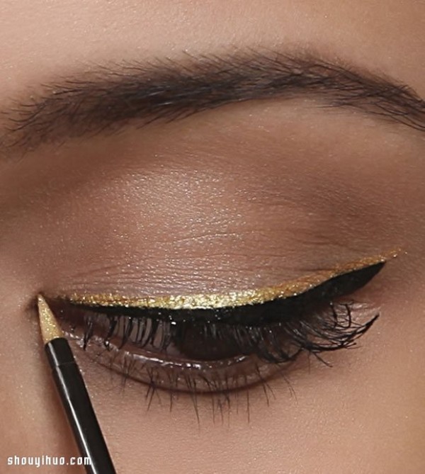 Year-end party must-haves: bold and eye-catching metallic eye makeup