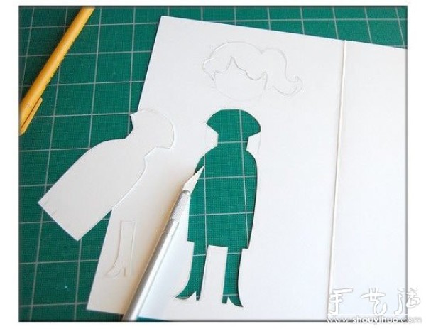 Paper-cutting tutorial for interesting clothes-changing dolls