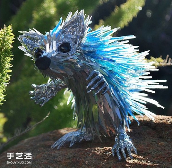 CD discs are turned into treasures to create various animal sculptures