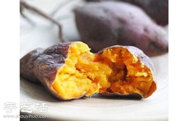 Teach you how to roast sweet potatoes in a microwave