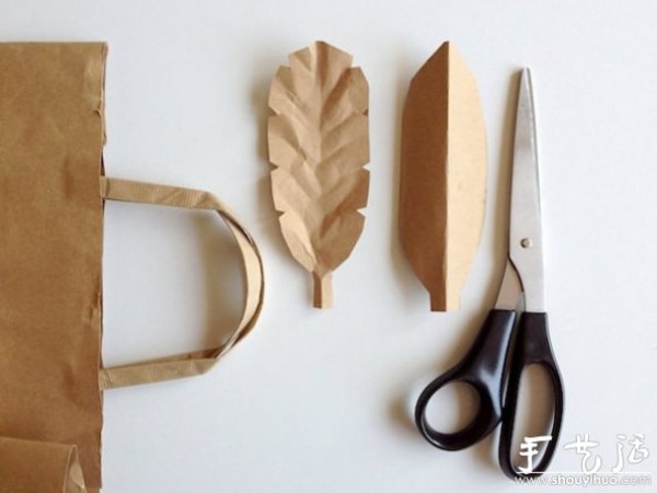 Disposable spoon waste is used to make DIY insect toys