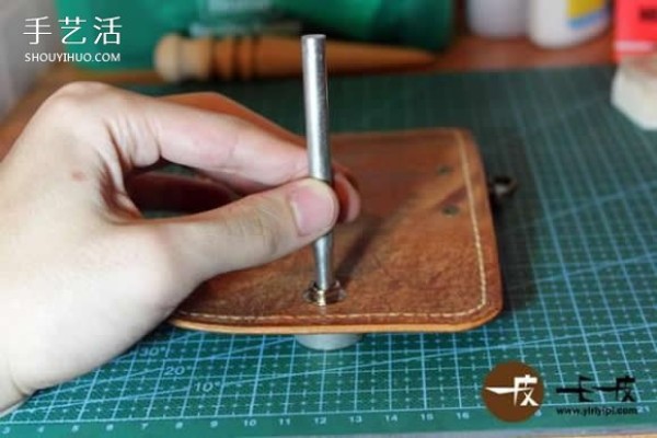 Handmade leather key bag making tutorial DIY key bag tutorial illustration