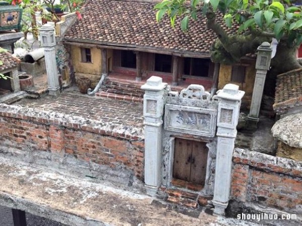 I almost thought it was a real Vietnamese person who built an antique architectural model