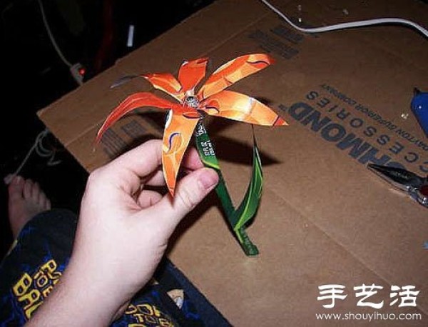 Hand-made lilies from can waste