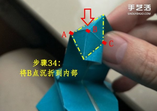 The folding method of the frog on the leaf illustrates the process of the frog on the origami leaf