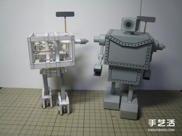 Pictures of hand-made self-driven paper robots model of gear-driven paper robots