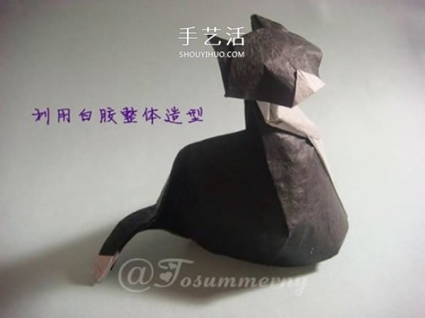 Cat slave, come and see me soon! Origami illustration of a sitting three-dimensional cat