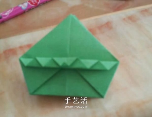 Simple handmade origami box with illustrations of how to fold a beautiful square carton