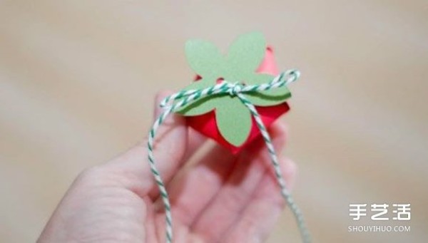 How to make a strawberry-shaped wedding candy box from a strawberry packaging box