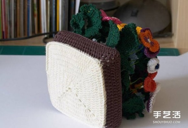 Illustrated tutorial on hand knitting realistic potted pansy flower baskets