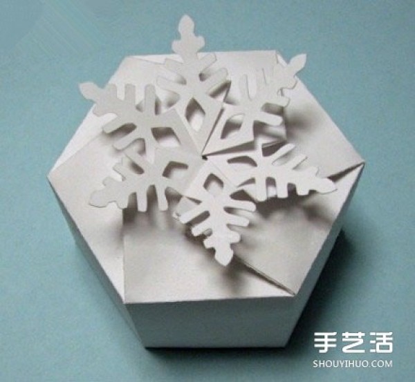 Illustration of the folding method of Christmas gift box packaging to make a beautiful snowflake carton