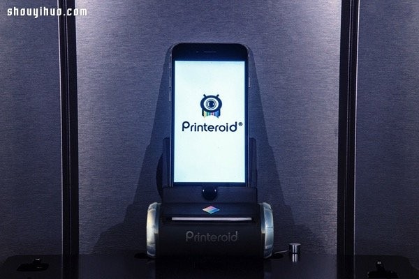 Printeroid portable printer easily prints mobile phone content