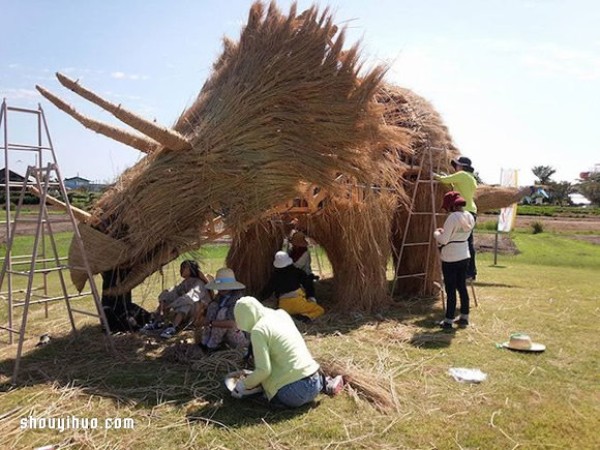 Japanese Rice Straw Art Festival uses useless straw to make large sculptures