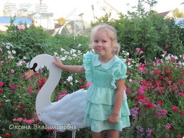 Use milk bottle waste to make DIY handmade toy swans