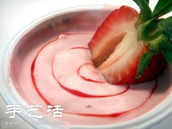 Homemade yogurt mask makes the skin soft and delicate