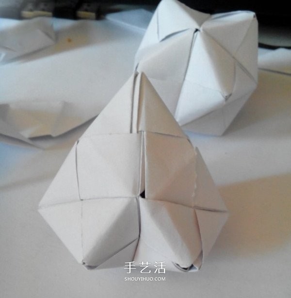 Illustration of folding a polyhedral cube, step-by-step diagram of origami cube