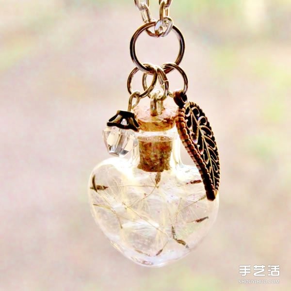 Handmade jewelry: a necklace made by putting dried flowers in a glass container