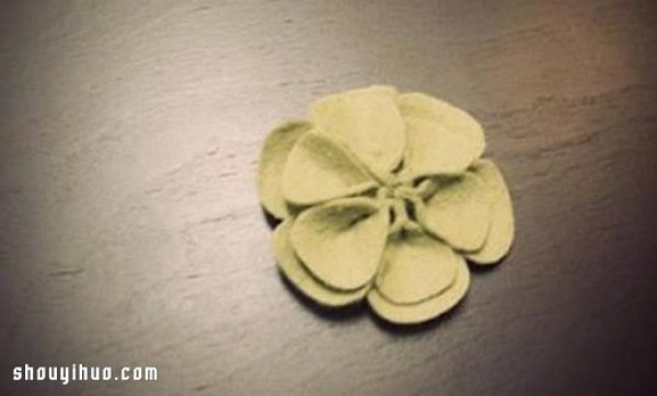 Illustrated tutorial on hand-making retro-style felt flowers without needlework