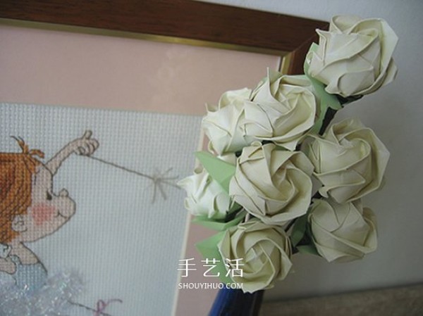 Illustrations of folding handmade roses and super-detailed origami rose step-by-step pictures