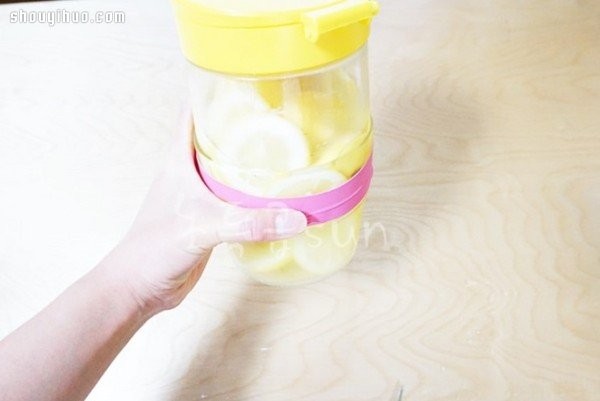 10 kinds of daily life props can be made by DIY using broken plastic gloves