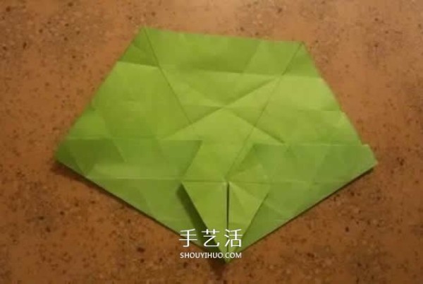 How to fold beautiful paper flowers, step-by-step illustration of hand-made origami six-pointed star flower