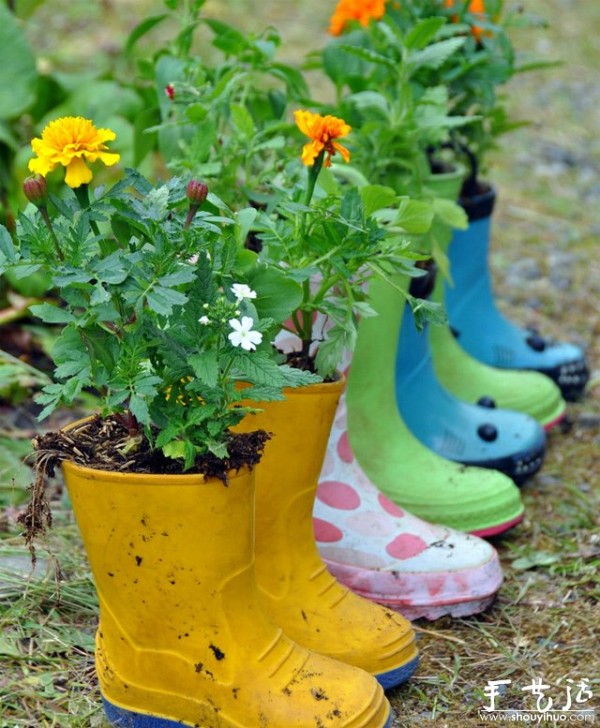 Beautiful flower pots DIYed with rain boots