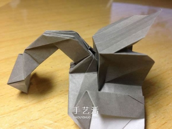 The origami method of an excavator illustrates the folding process of a manual excavator