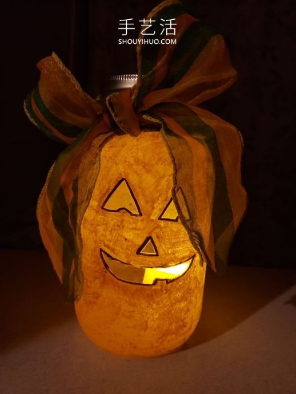 Tutorial on how to make pumpkin lanterns by using waste glass jars