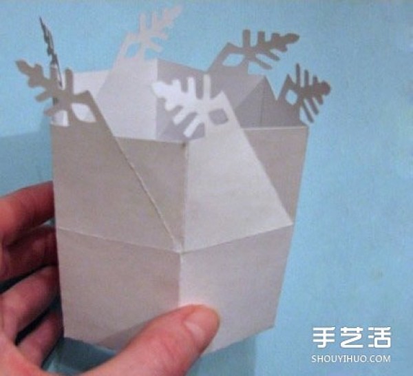 Illustration of the folding method of Christmas gift box packaging to make a beautiful snowflake carton