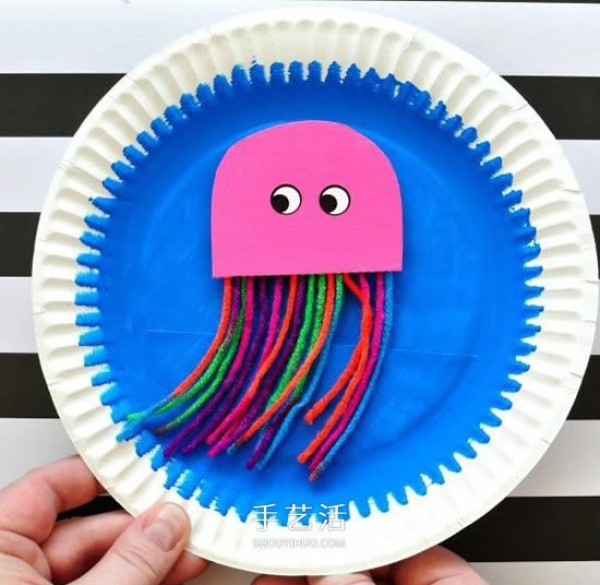 Interesting paper plate crafting, make a swimming jellyfish! 