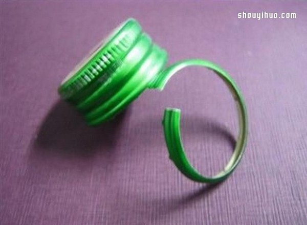 Use waste iron and aluminum bottle caps to make small advertising handicrafts