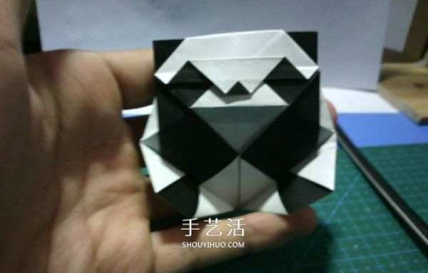 Fold a national treasure and come out! Illustration of the origami method of cute giant panda