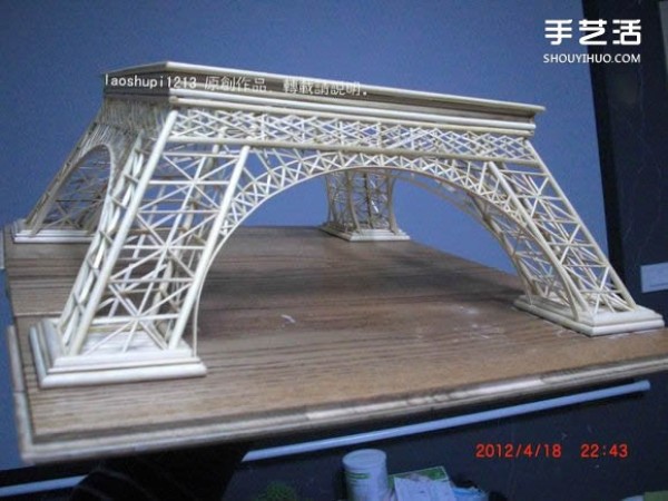 A detailed illustrated tutorial on making a model of the Eiffel Tower using chopsticks and bamboo skewers