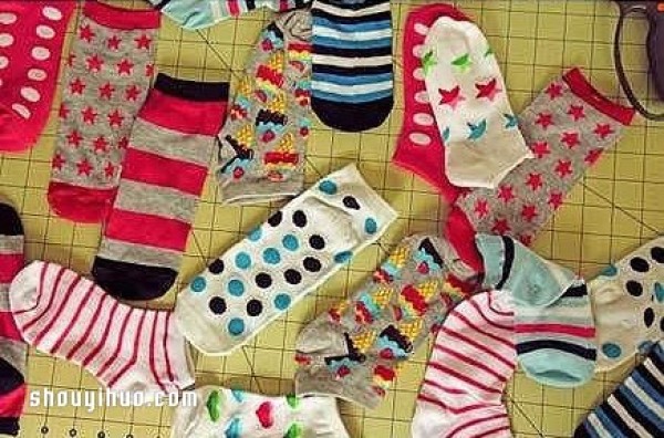 Use old socks to make dolls and DIY cute snake toys for children