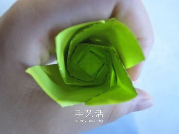 The origami illustration of the original paper rose is very detailed