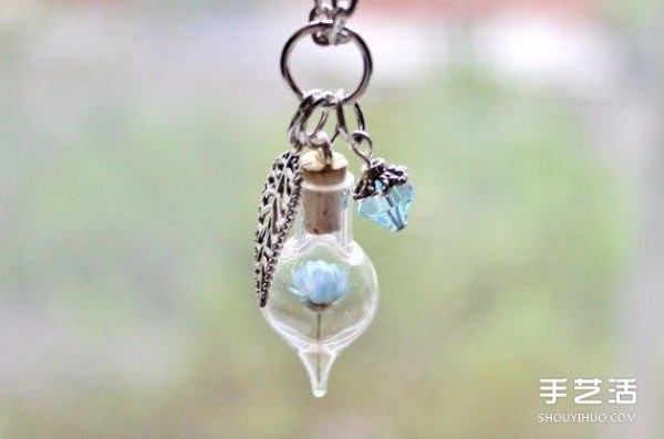 Handmade jewelry: a necklace made by putting dried flowers in a glass container