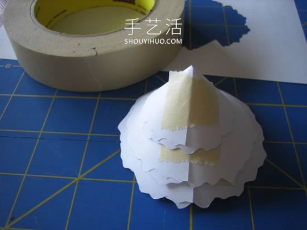 Illustrated tutorial on how to make a simple three-dimensional paper Christmas tree