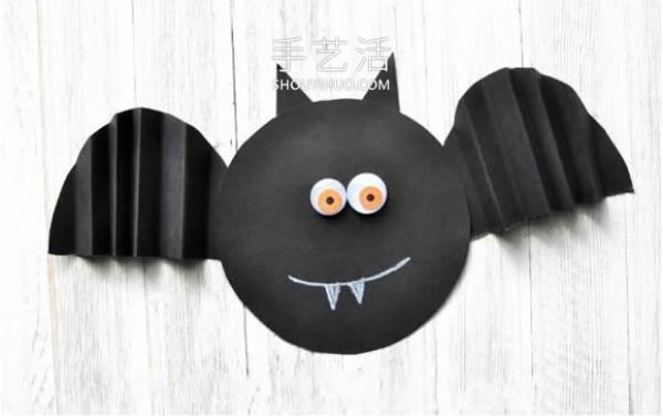 Tutorial on how to make handmade Halloween cardboard bats in kindergarten