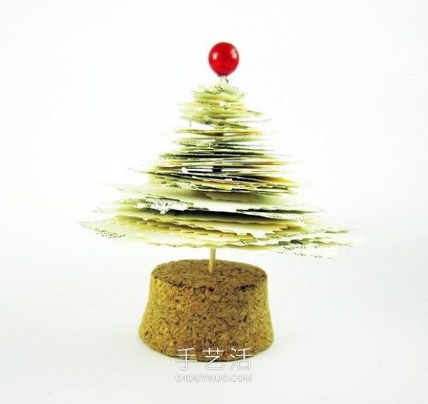 Tutorial on making a handmade Christmas tree by using waste wine bottle corks