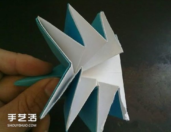 Origami carnation step by step illustration, the folding method of carnation is simple and easy to learn