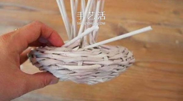 Illustration of how to weave mushrooms from newspapers, realistic and cute! 