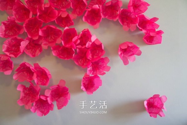 Hide the spring at home and use tissue paper to make hand-made flowers to decorate the walls