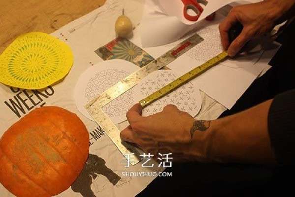 Thanksgiving pumpkin lantern carving to make multi-layered Halloween pumpkin lanterns DIY