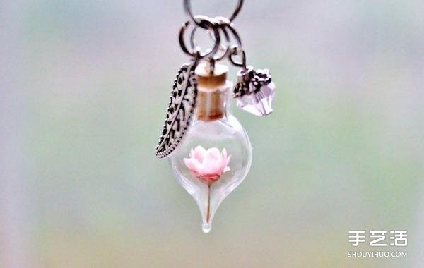 Handmade jewelry: a necklace made by putting dried flowers in a glass container