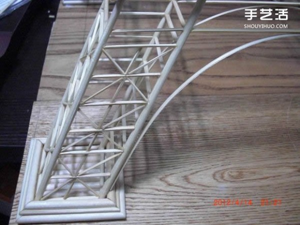 A detailed illustrated tutorial on how to make a model of the Eiffel Tower using chopsticks and bamboo skewers