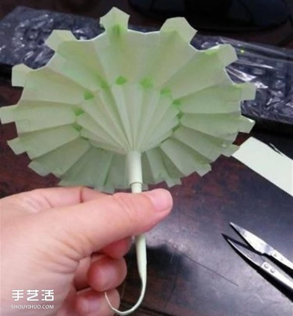 The folding method of a small three-dimensional umbrella illustrates how to make a paper umbrella for children