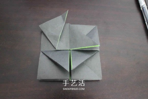 Illustrations of how to fold the NIKE logo using the origami method