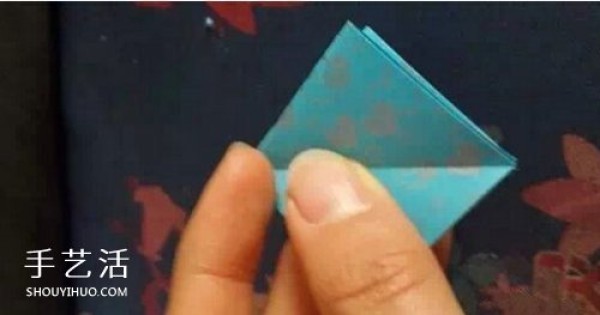 A piece of paper to fold a clover, the origami steps are very simple